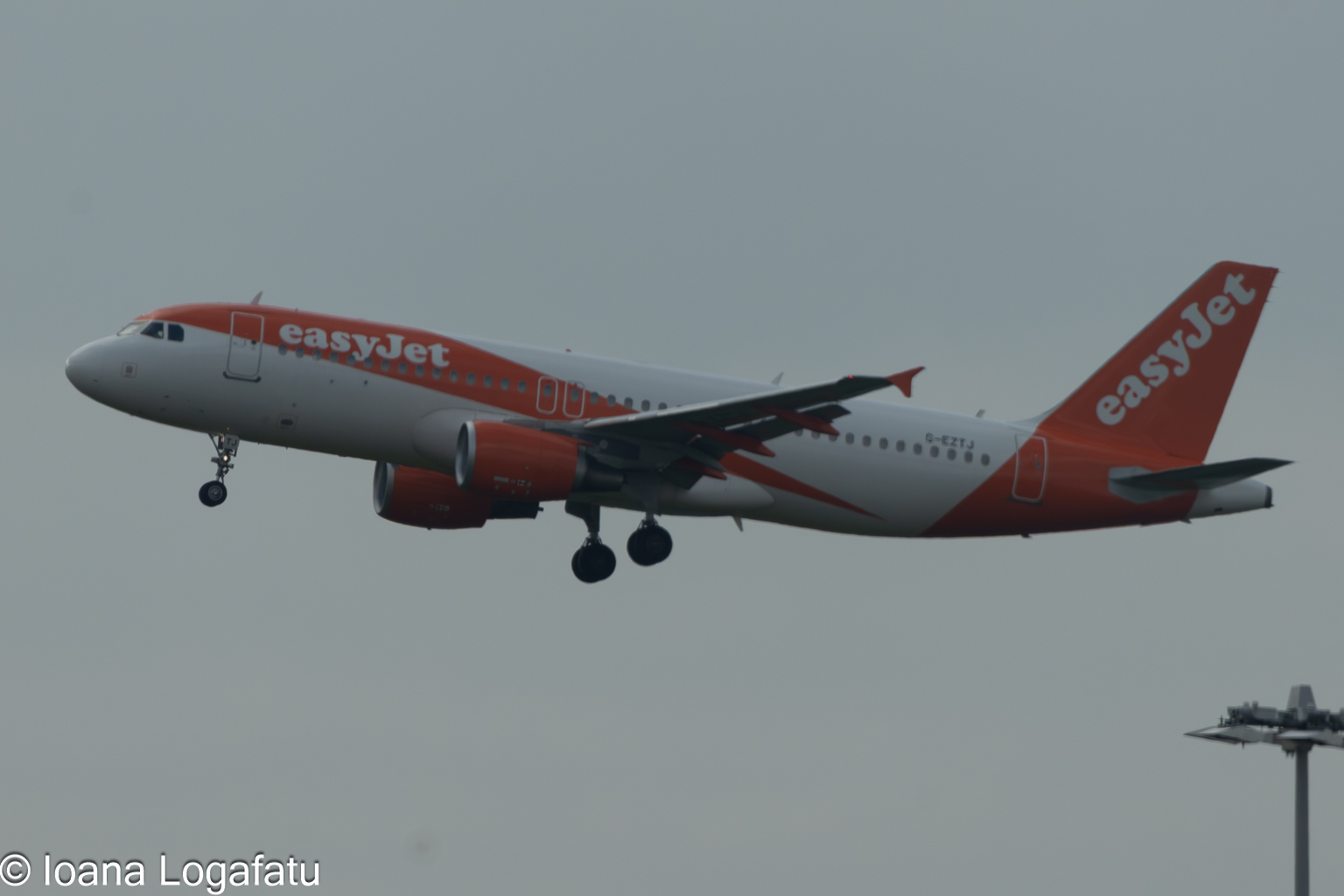 Airliner nears runway on cloudy evening
